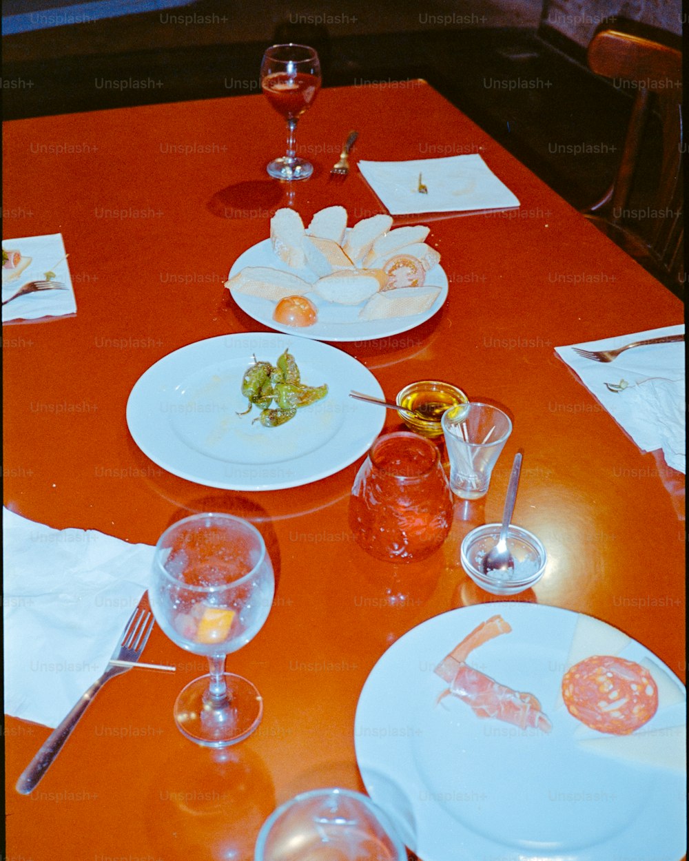접시, 유리잔, 식기가 놓인 테이블