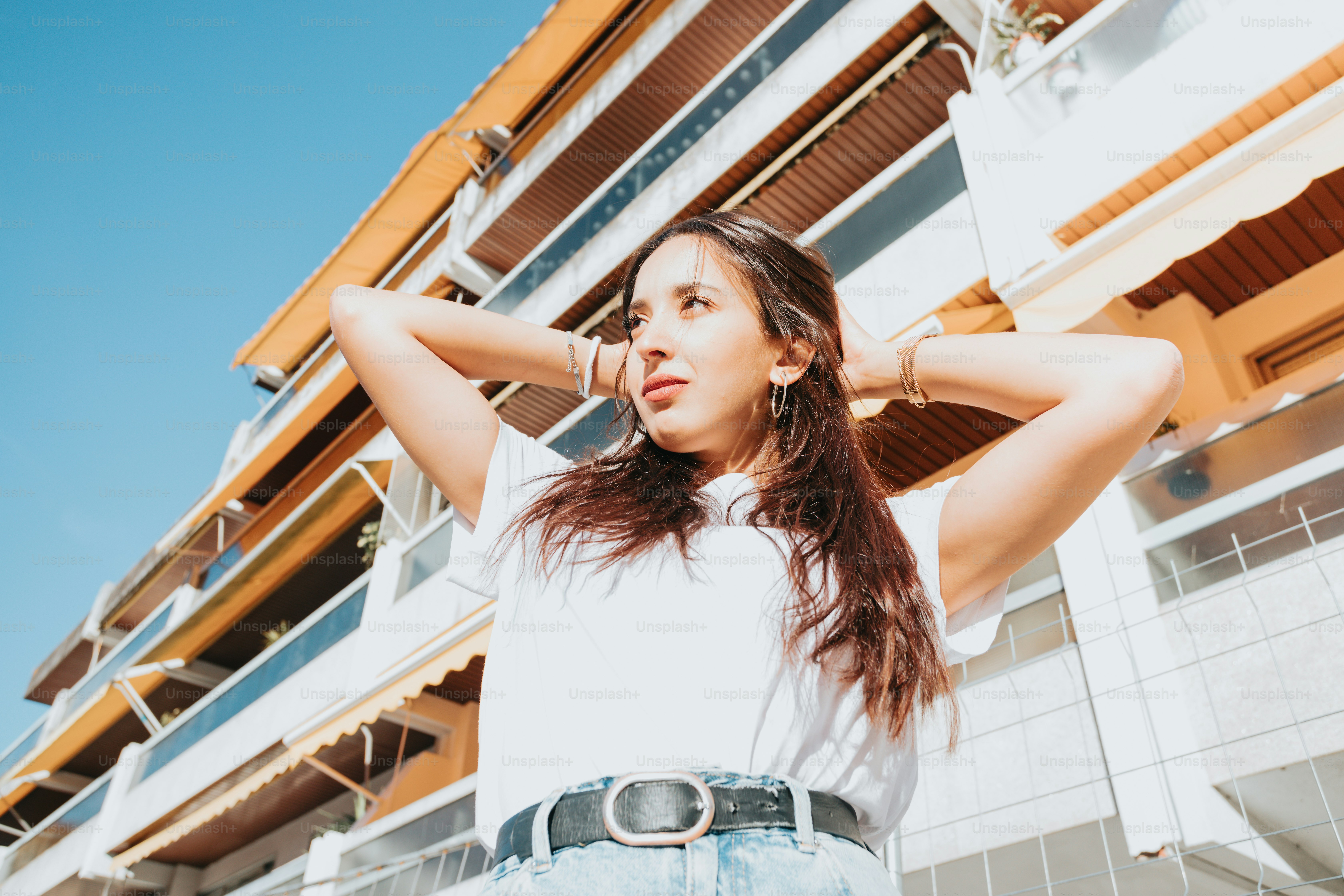 une femme debout devant un immeuble