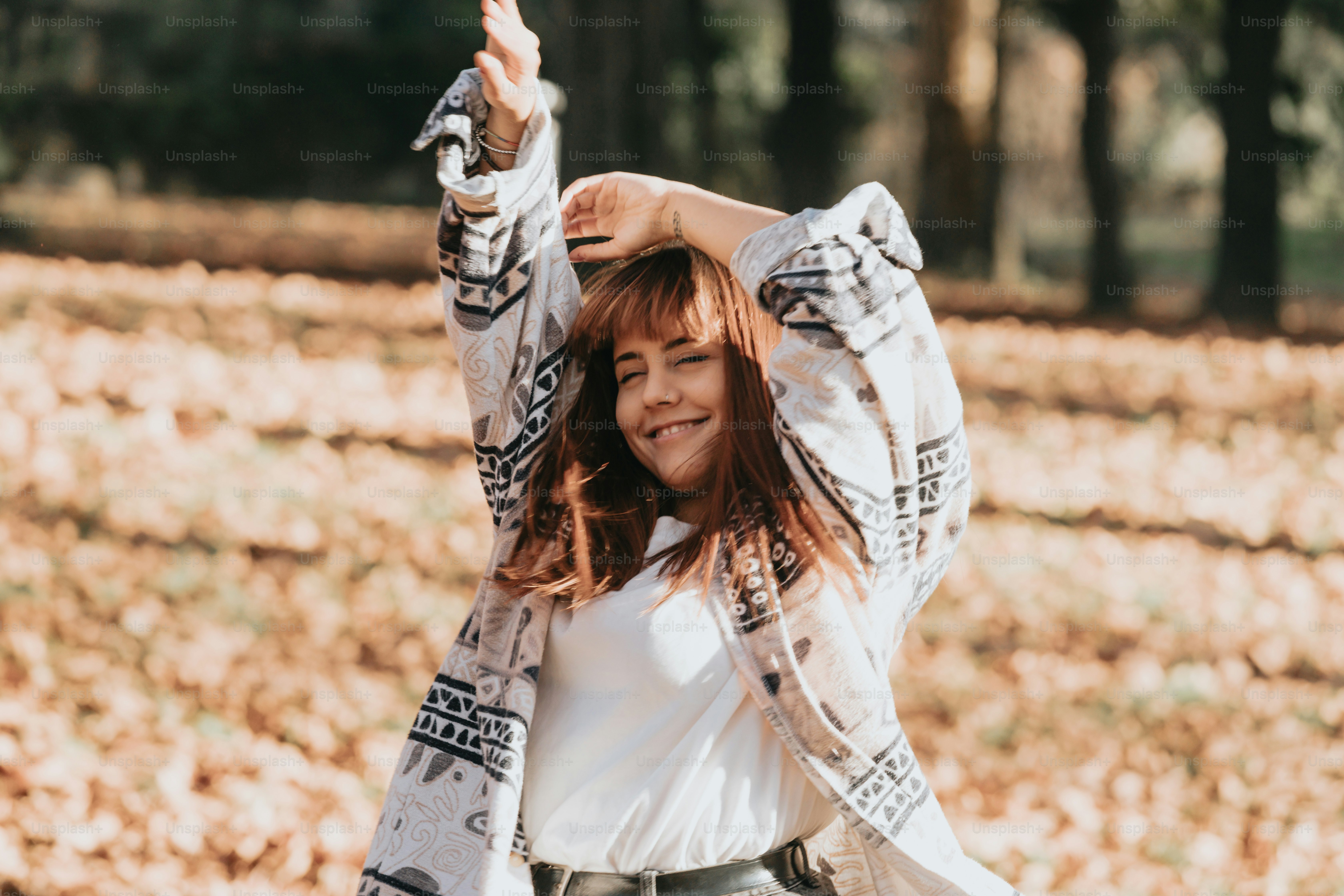 Une femme debout dans un champ de feuilles