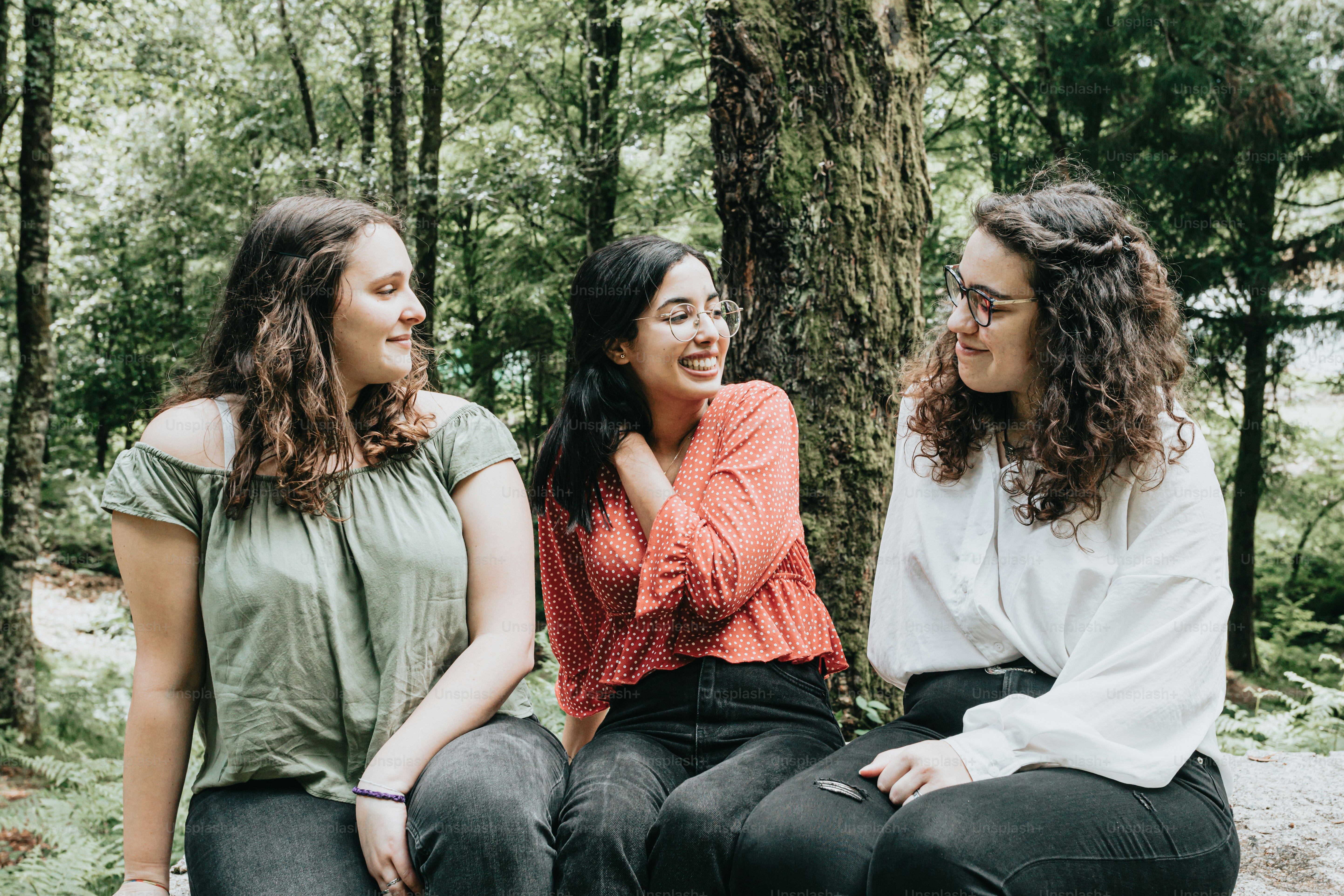 Eine Gruppe von drei Frauen, die nebeneinander sitzen