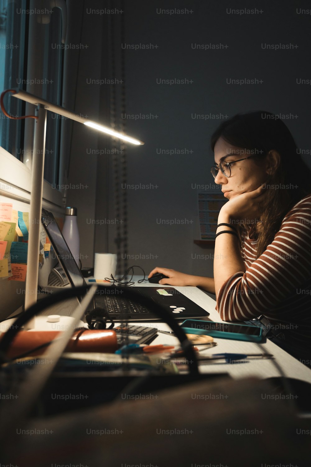 Une femme assise devant un ordinateur portable