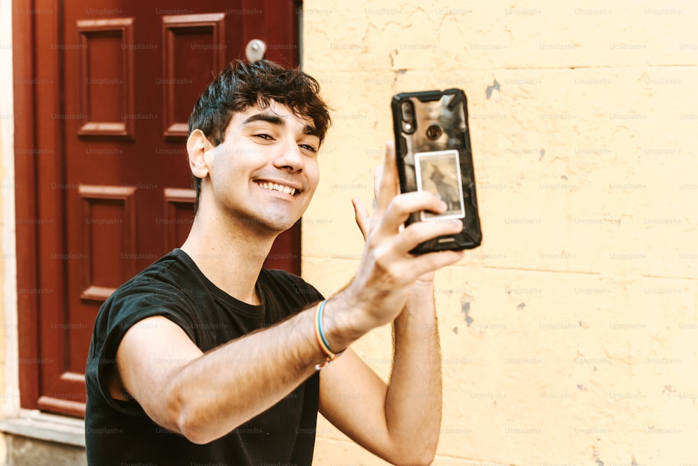 um homem tirando uma foto com seu celular