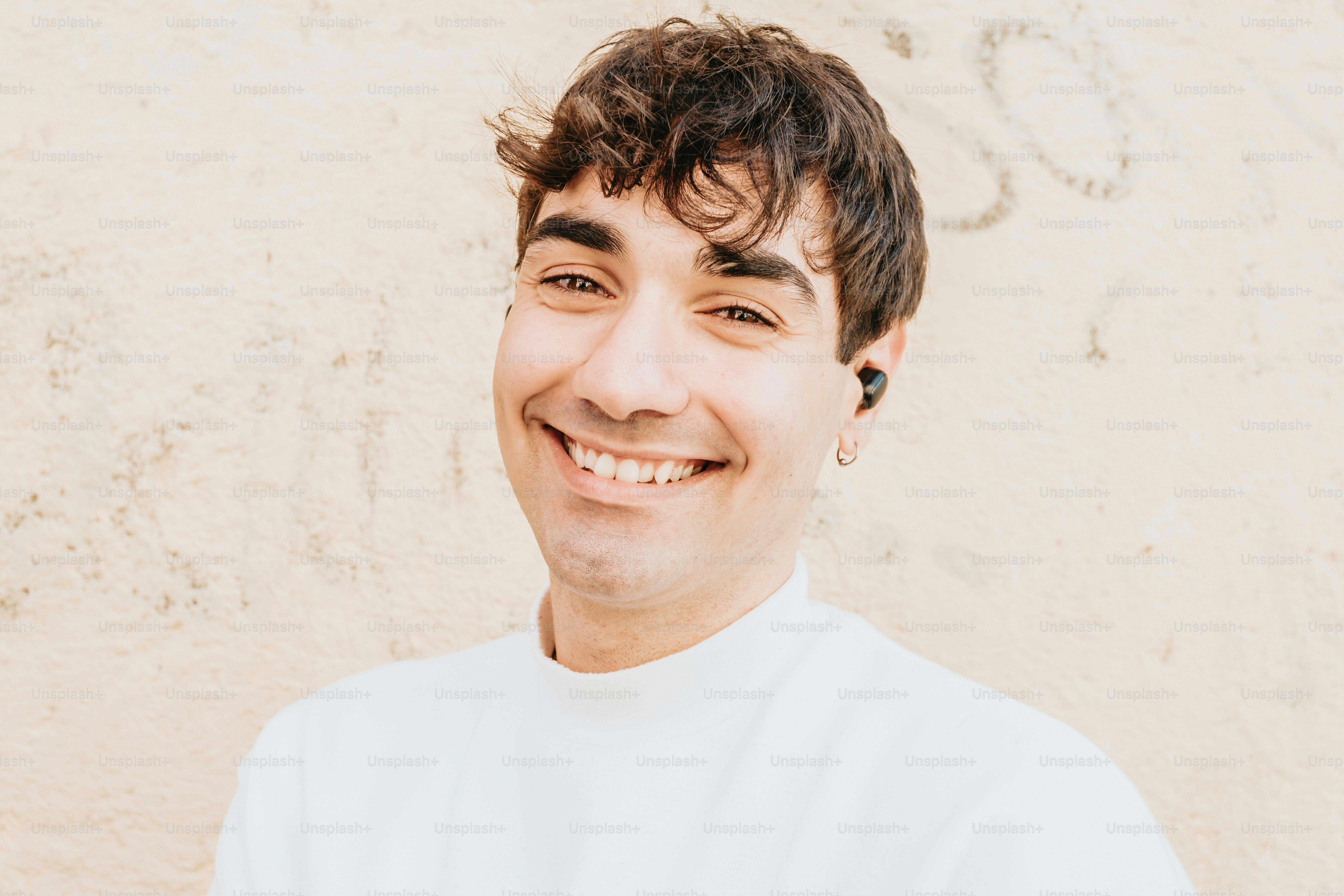 Un hombre con una sonrisa en su rostro foto – Imagen de Generación-Z en ...
