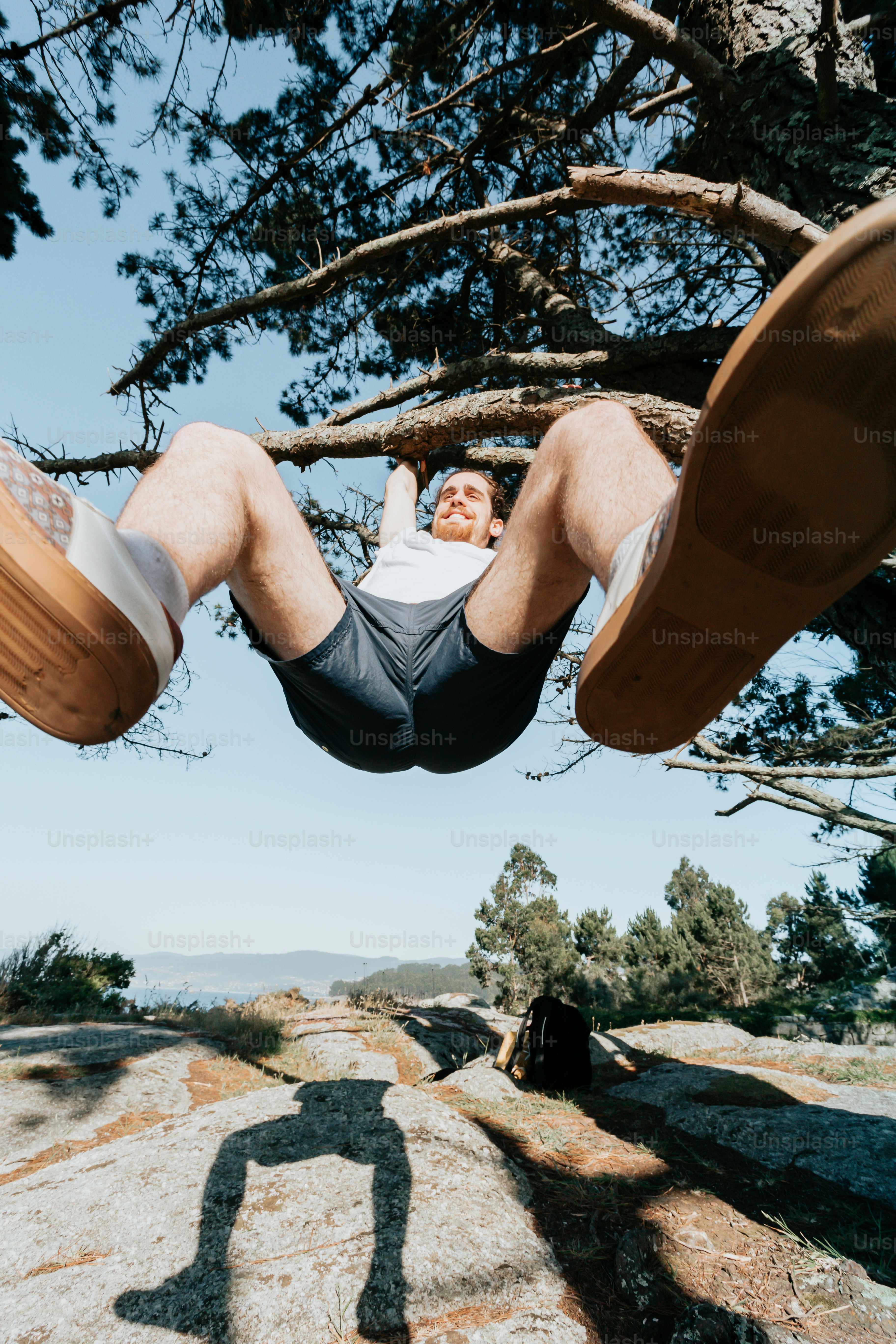 Ein Mann, der kopfüber in einer Hängematte hängt