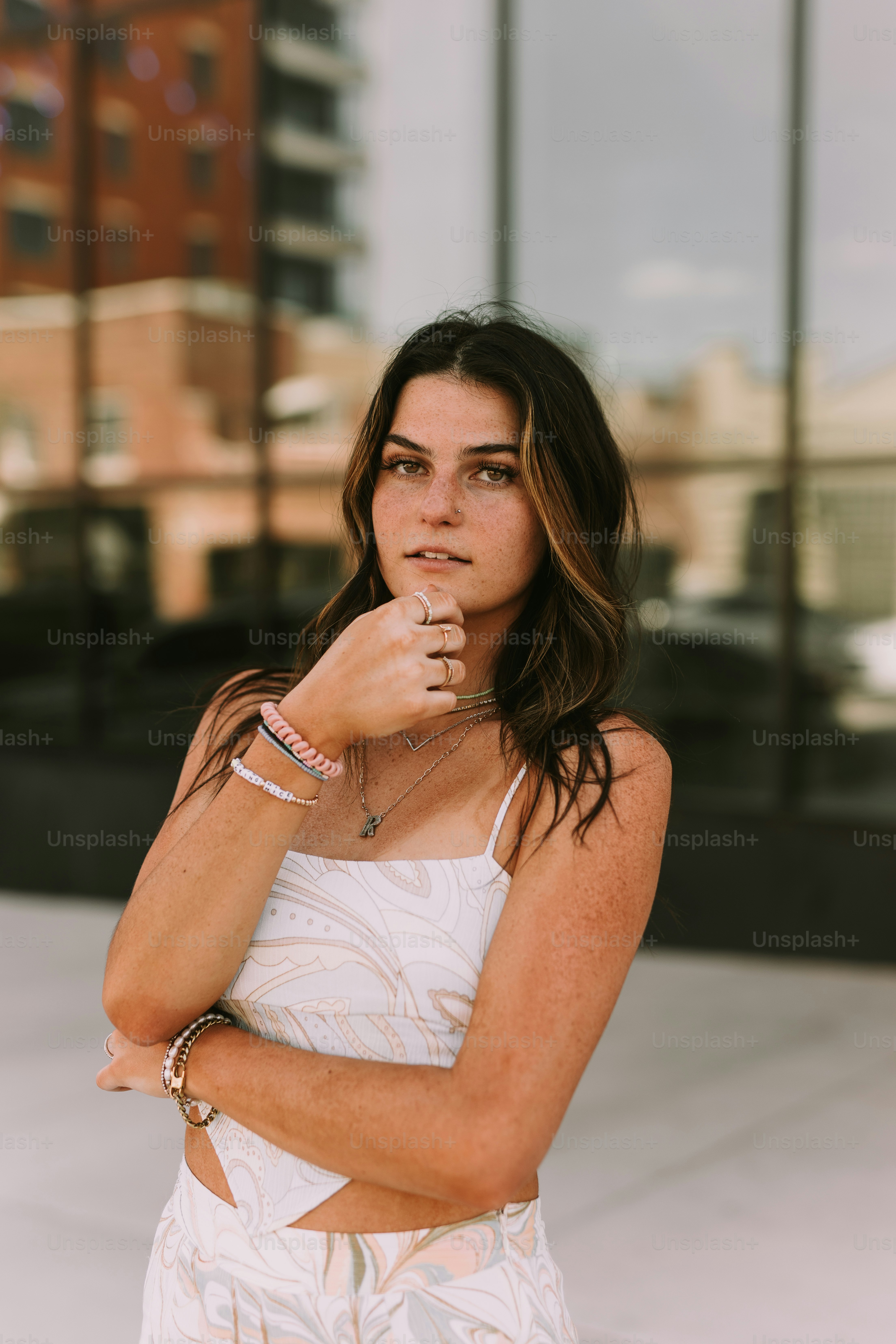 Une femme en robe blanche posant pour une photo