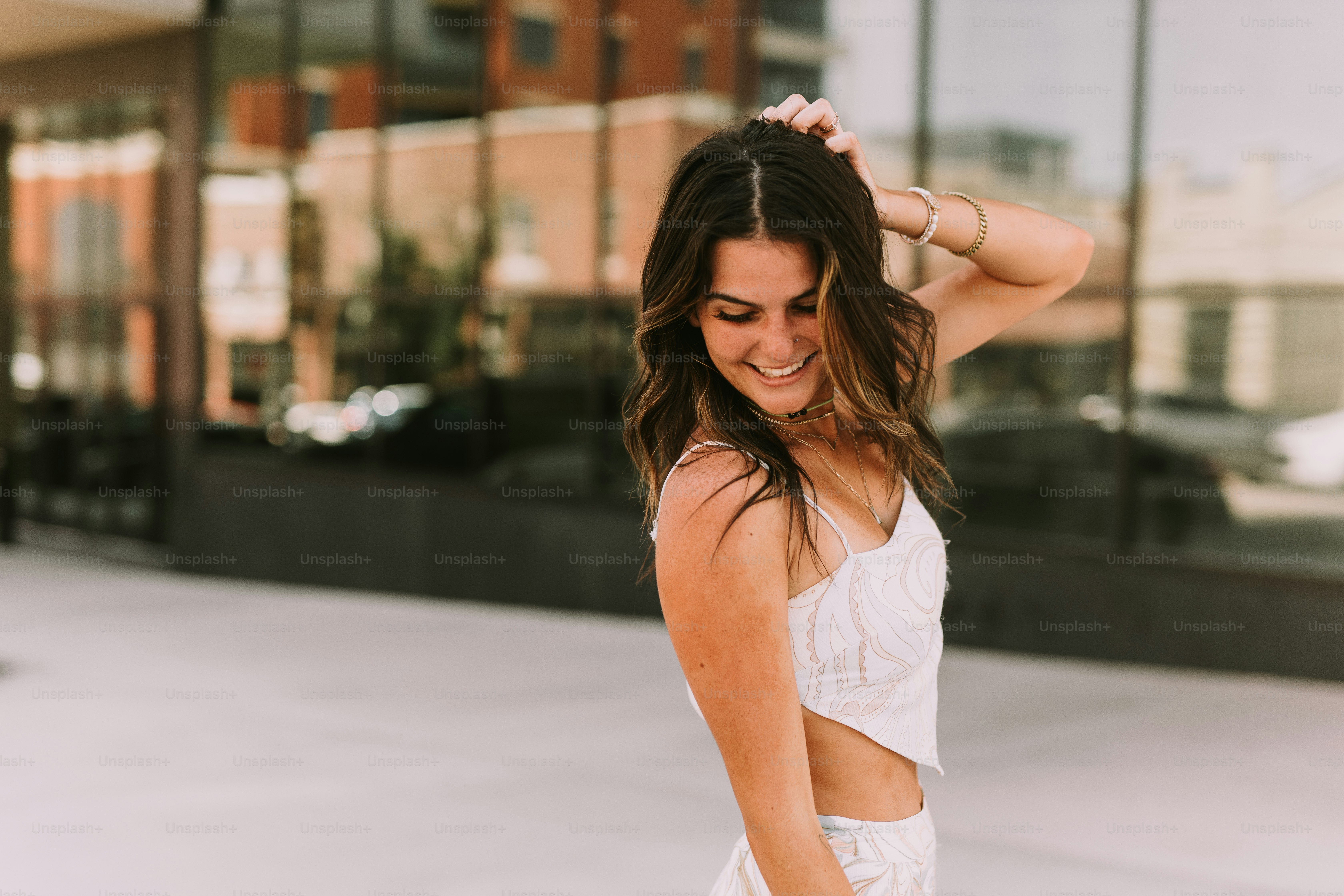Una donna in un vestito bianco sta sorridendo