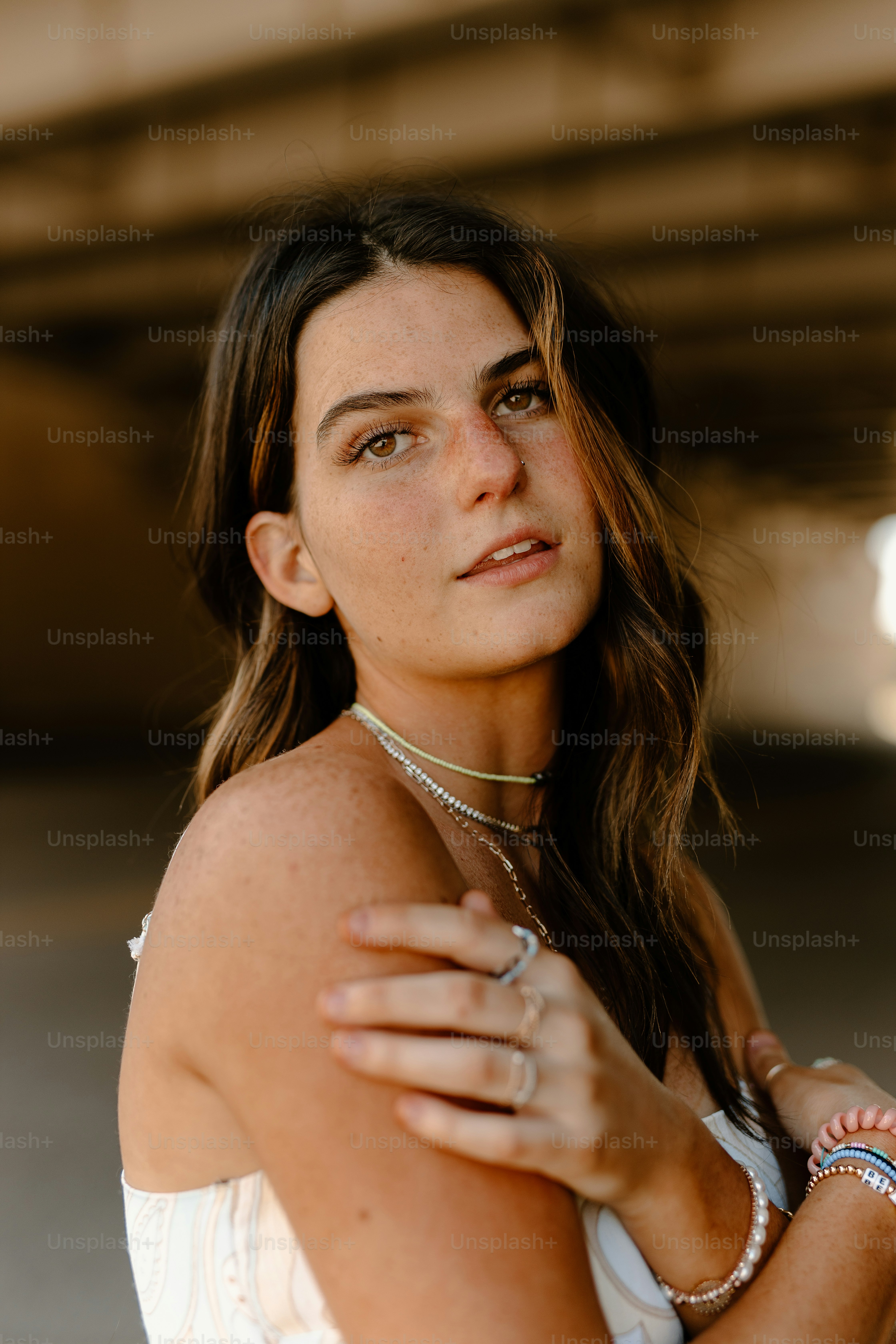 Une femme en haut blanc pose pour une photo
