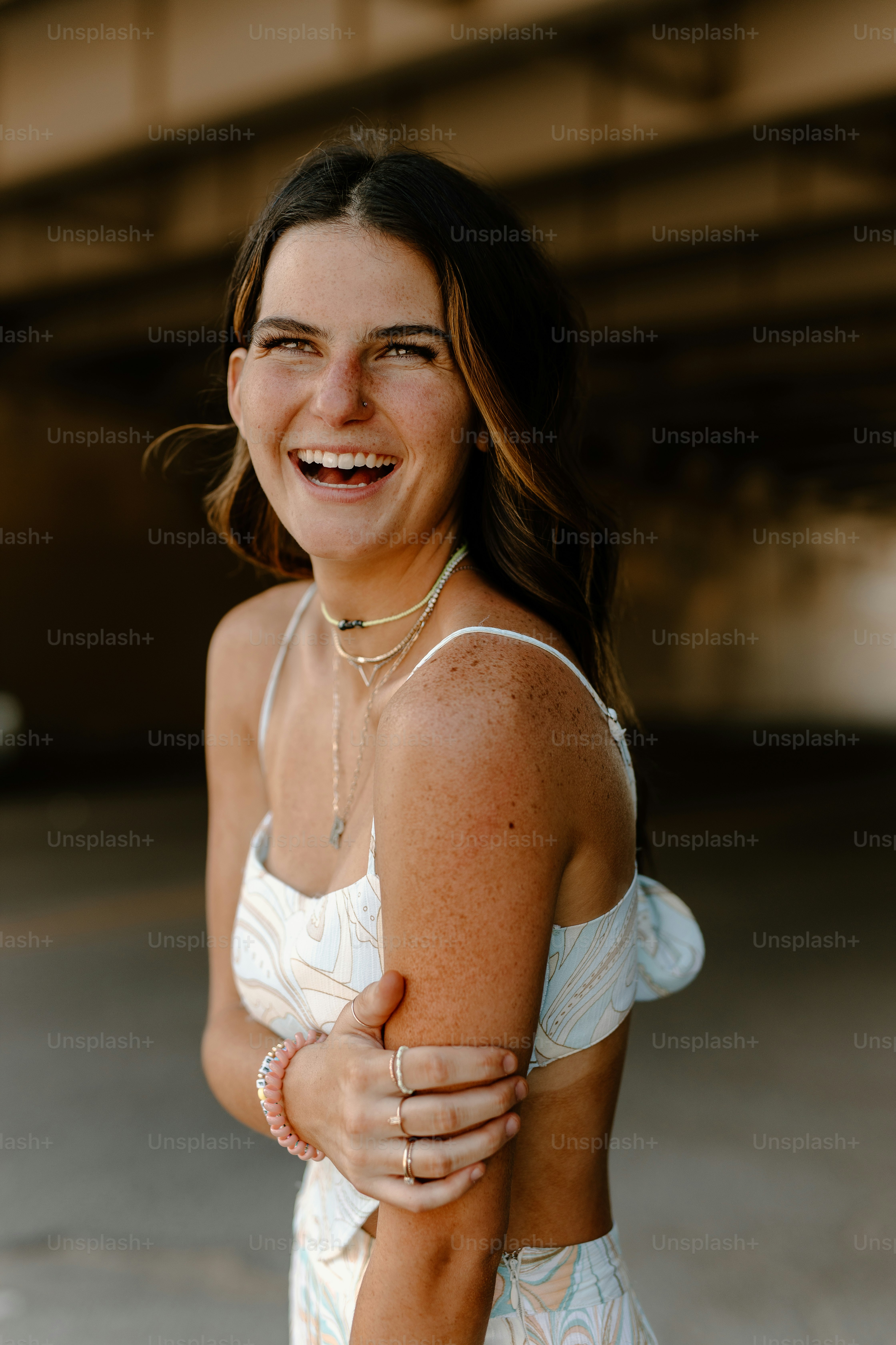 Uma mulher em um vestido branco está sorrindo