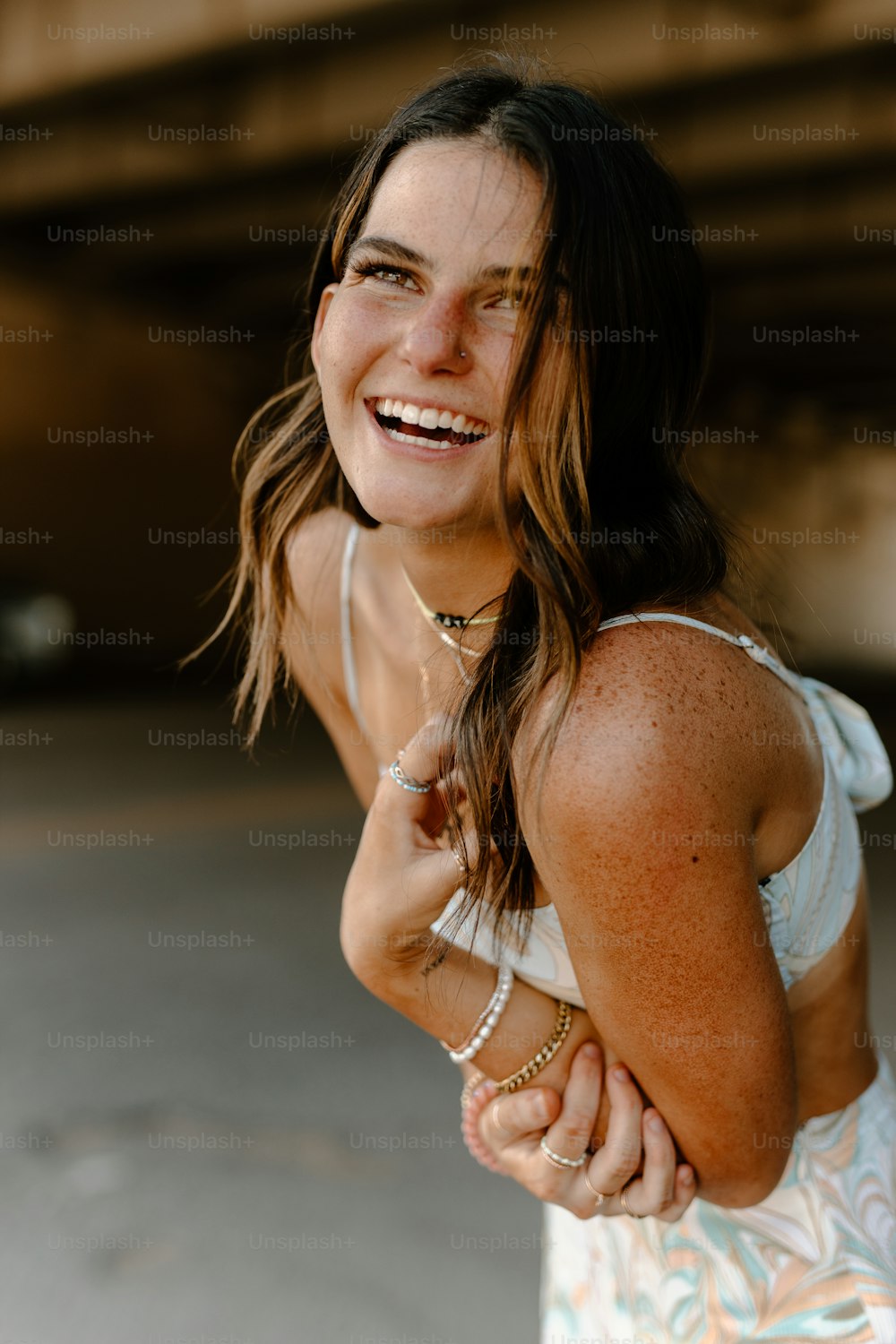 Una donna in un vestito bianco sta sorridendo