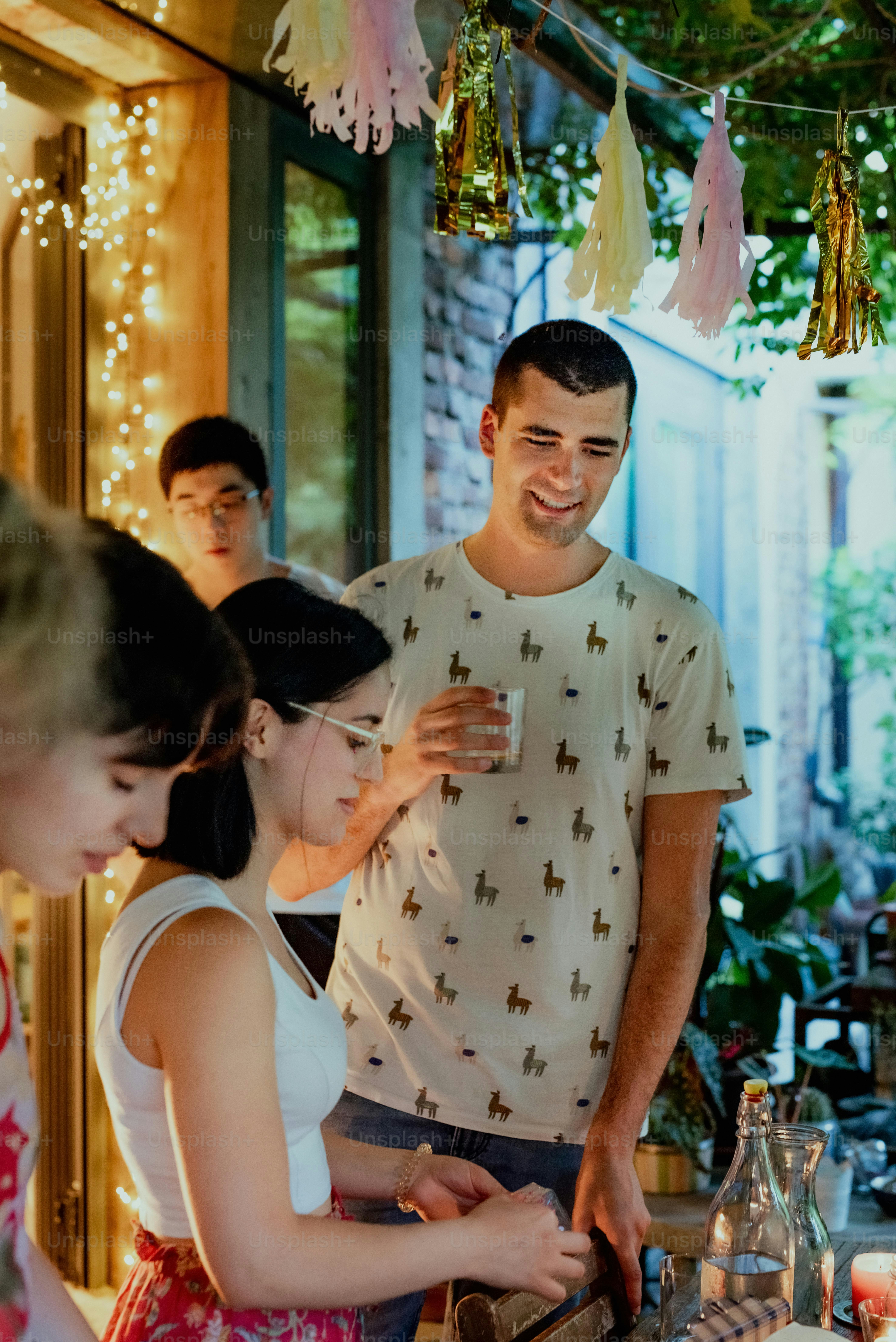 um grupo de pessoas em pé ao redor de uma mesa