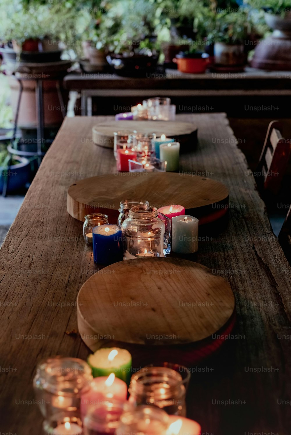 un tavolo di legno sormontato da un sacco di candele