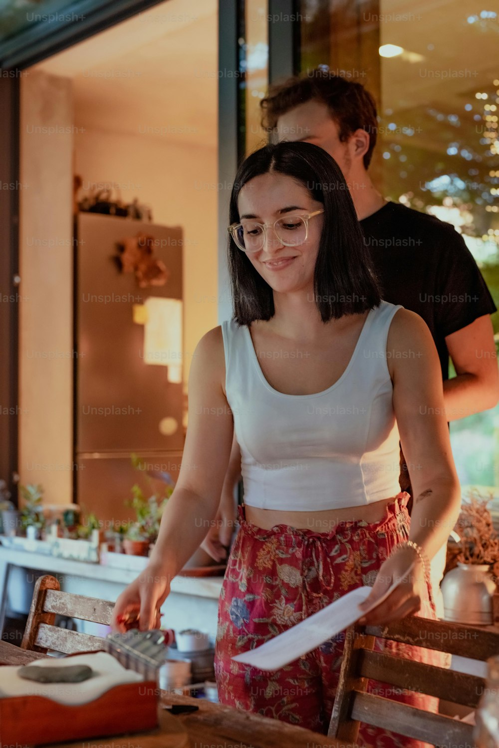 Une femme debout devant une planche à découper