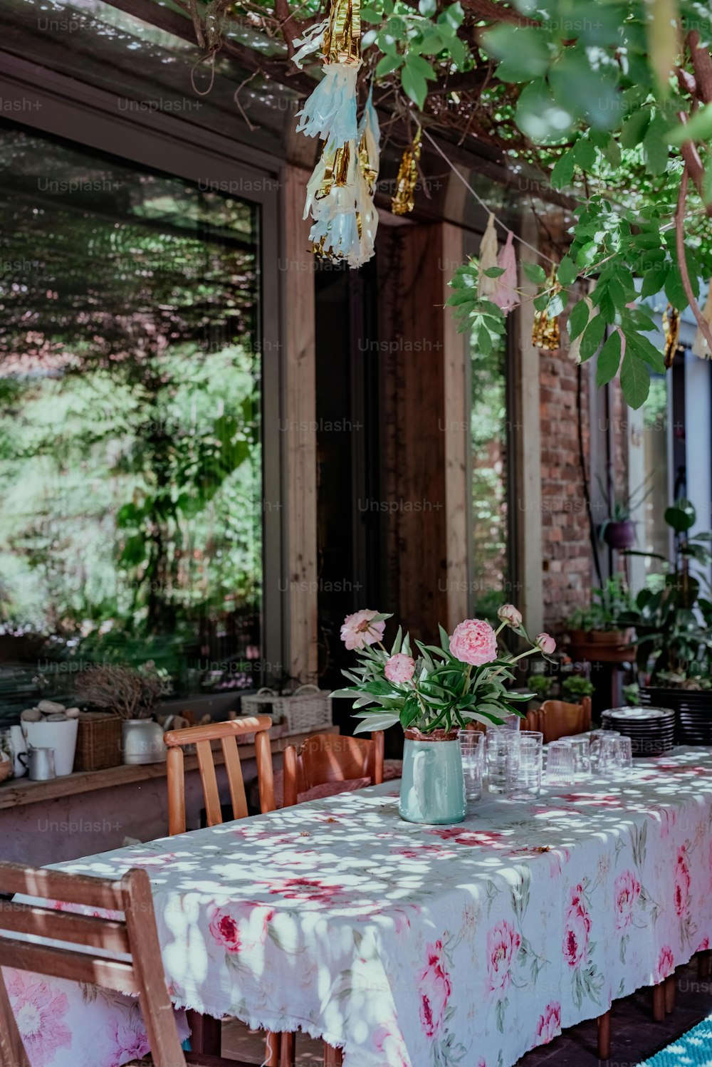 uma mesa com uma toalha de mesa branca e rosa sobre ela