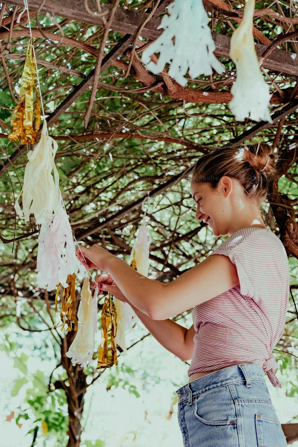 어린 소녀가 나무에 매달린 끈을 잡고 있다