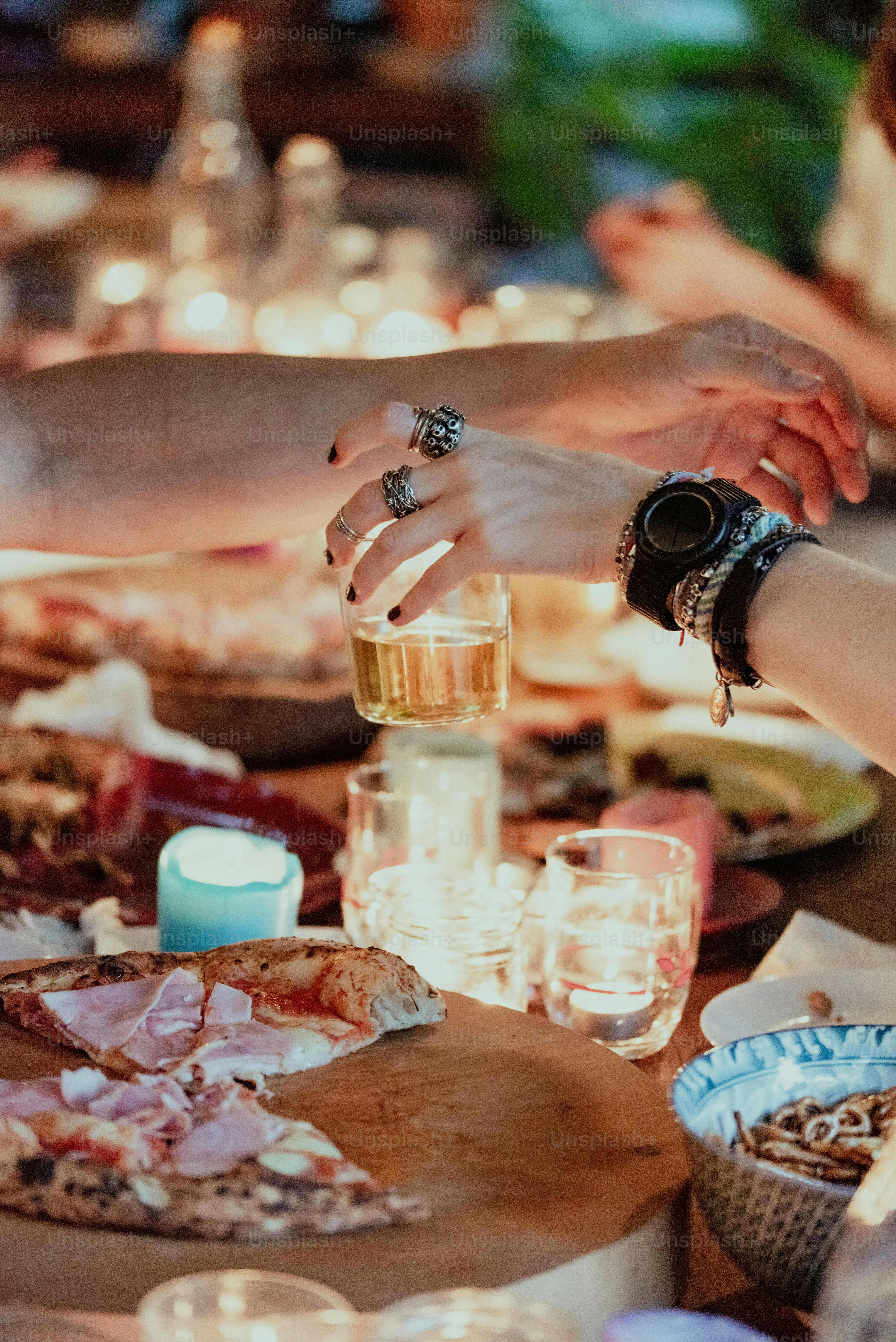 Deux personnes attrapant une part de pizza