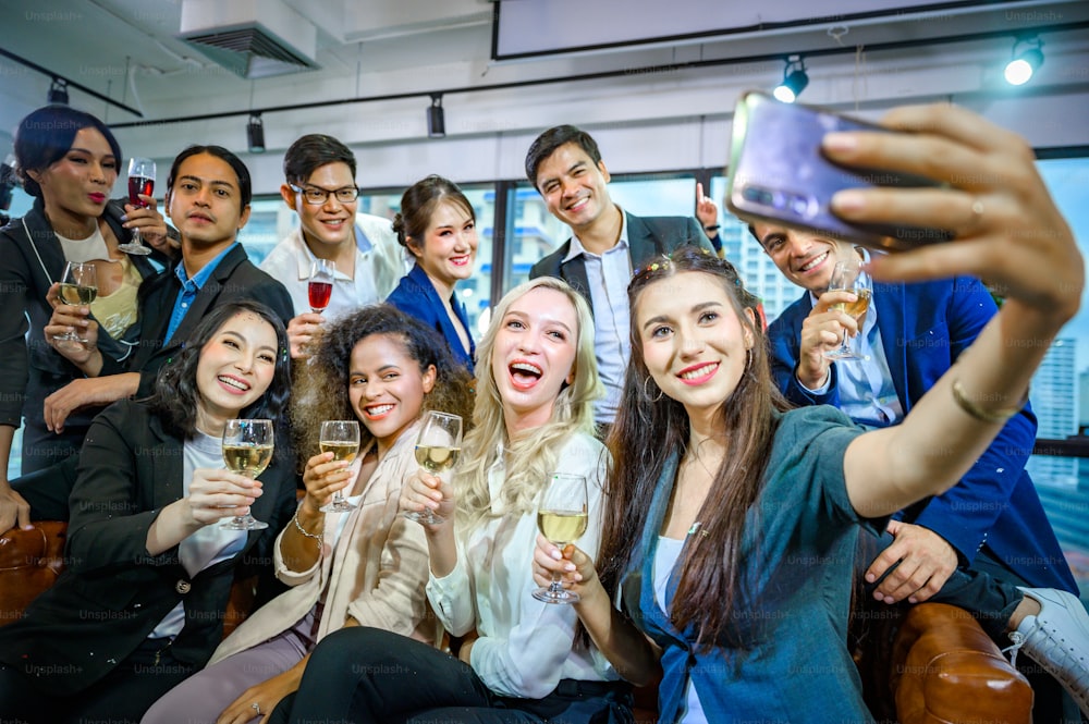 젊은 사업가들은 2020 년 새해 파티에서 즐거운 시간을 보냅니다.