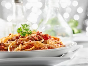 "Nahaufnahme von Spaghetti-Nudeln mit Tomatenfleischsauce, aufgenommen mit selektivem Fokus."