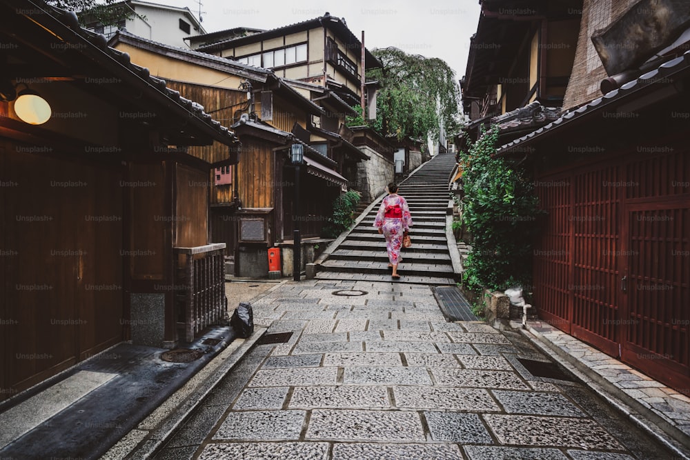 Kyoto, Japan Kulturreisen - Asiatischer Reisender trägt traditionellen japanischen Kimono beim Wandern im Bezirk Higashiyama in der Altstadt von Kyoto, Japan.