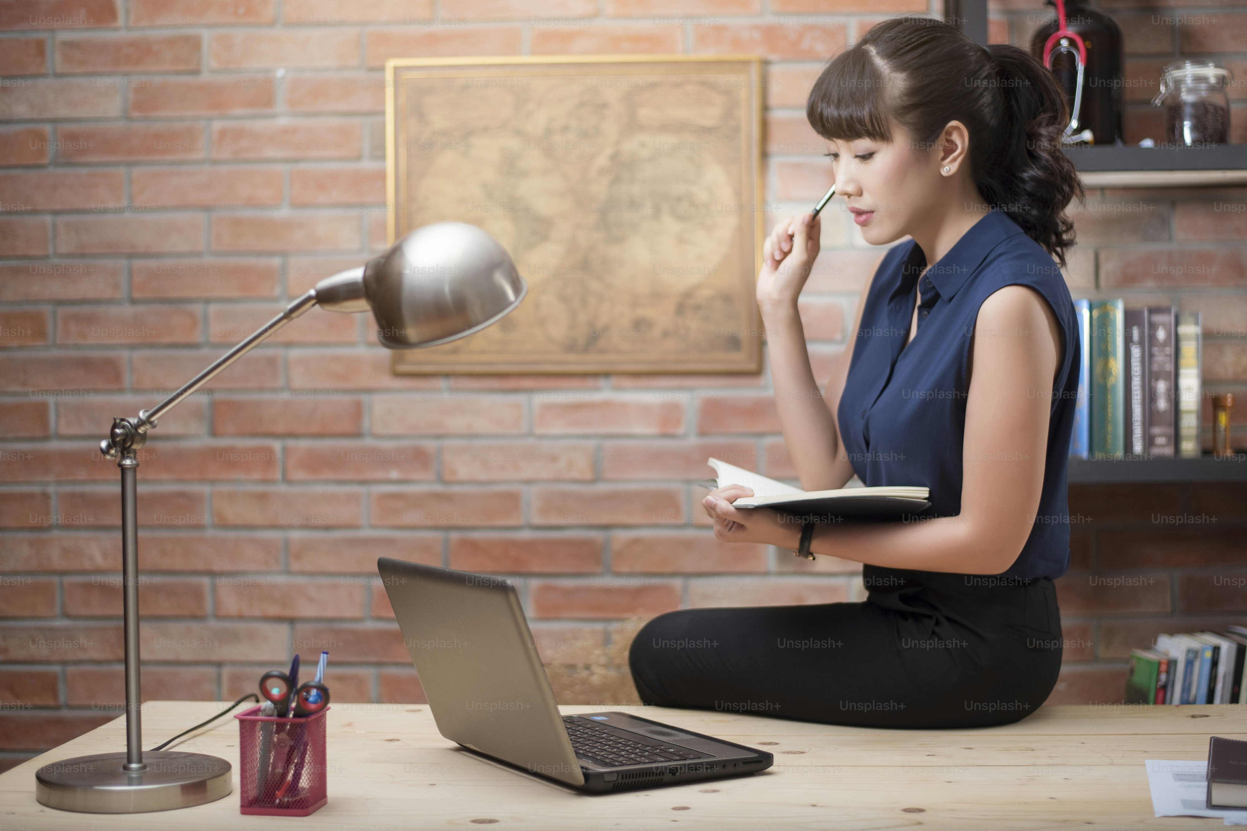Wanita cantik bekerja di kantor rumah