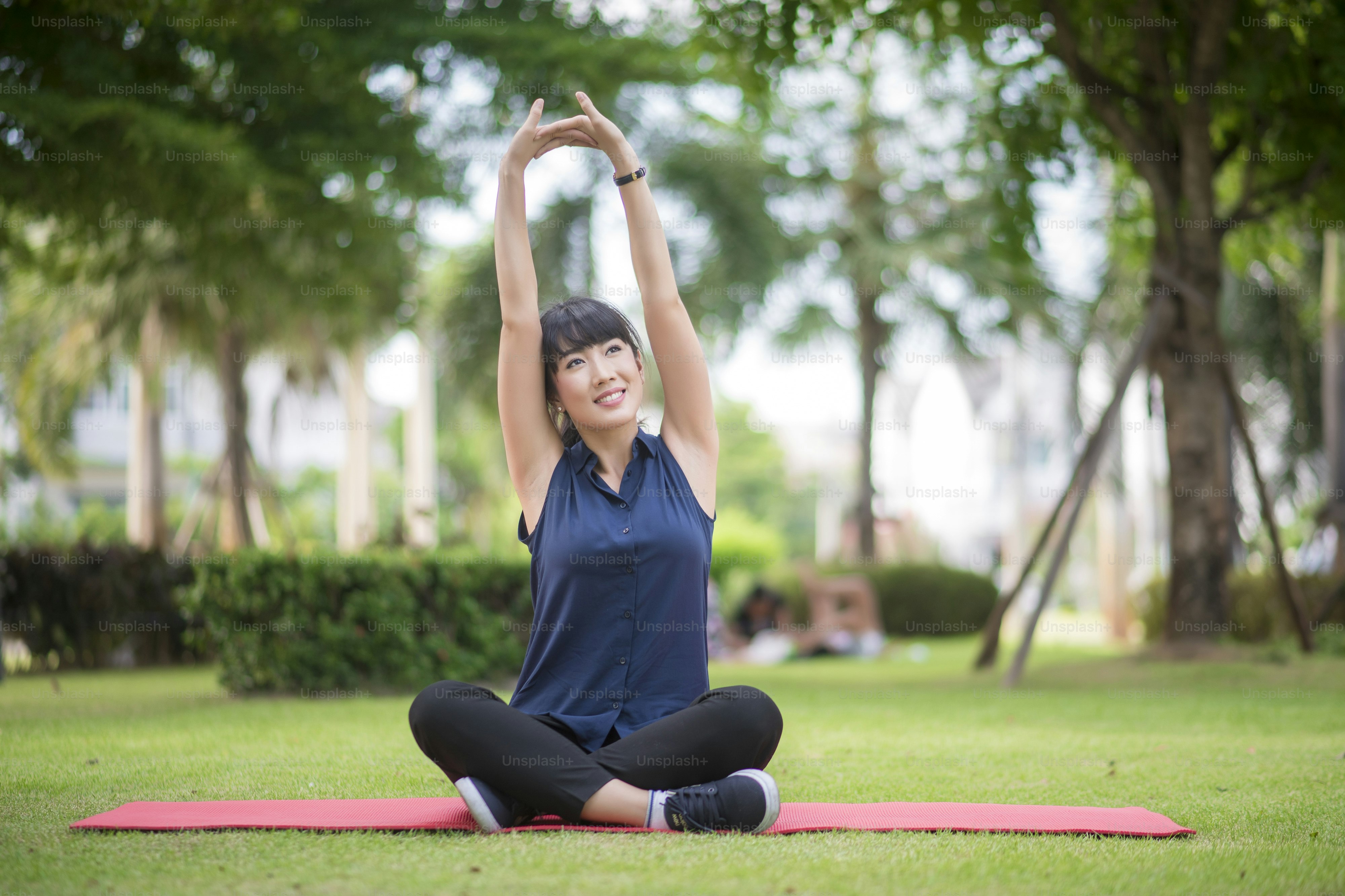 Bella donna di yoga sul parco verde