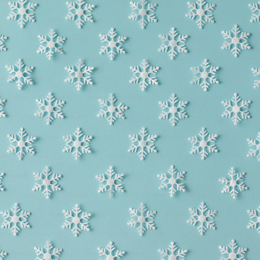 파란색 배경에 눈송이로 만든 겨울 패턴입니다. 겨울 개념입니다. 플랫 레이.