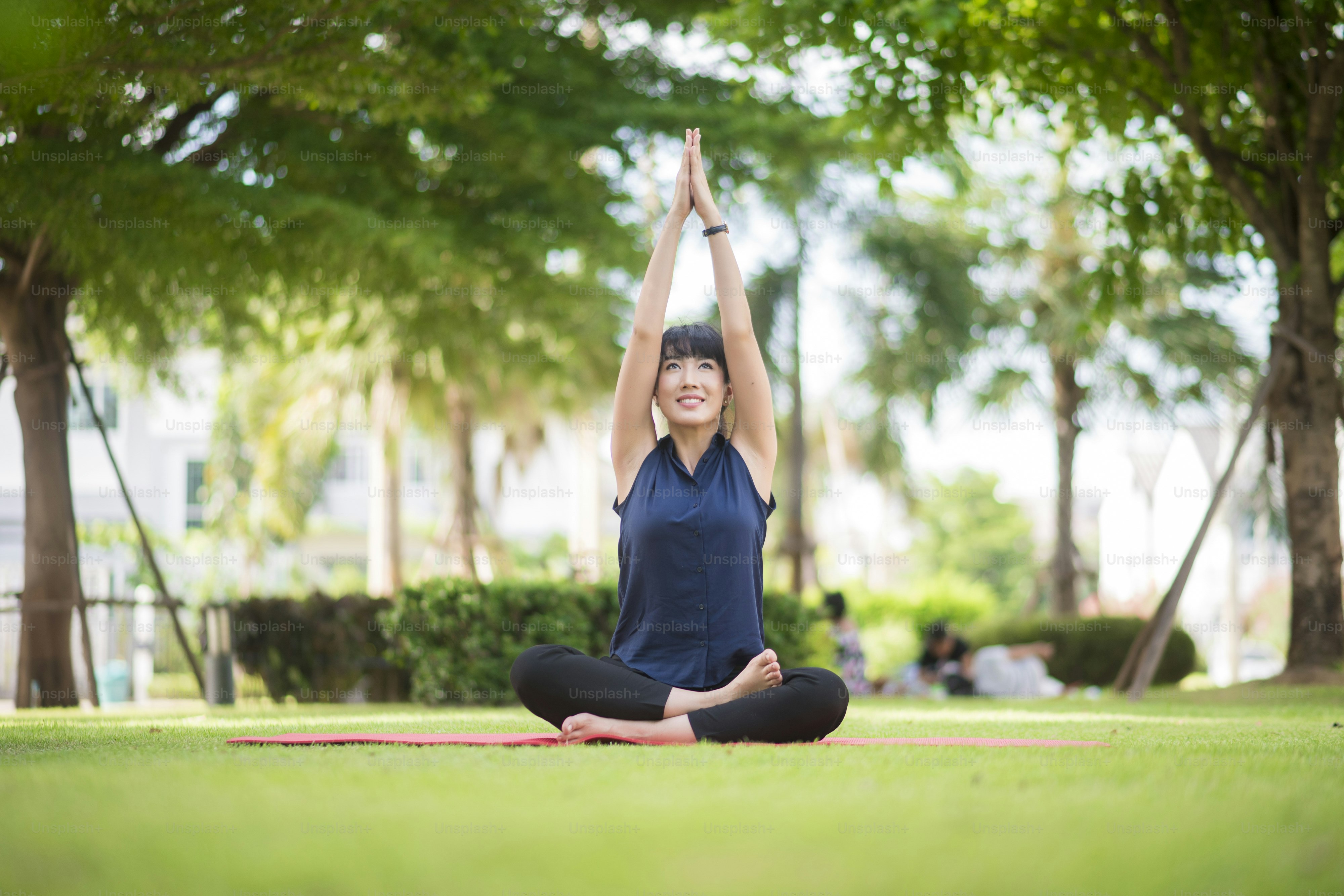 Wanita yoga cantik di taman hijau