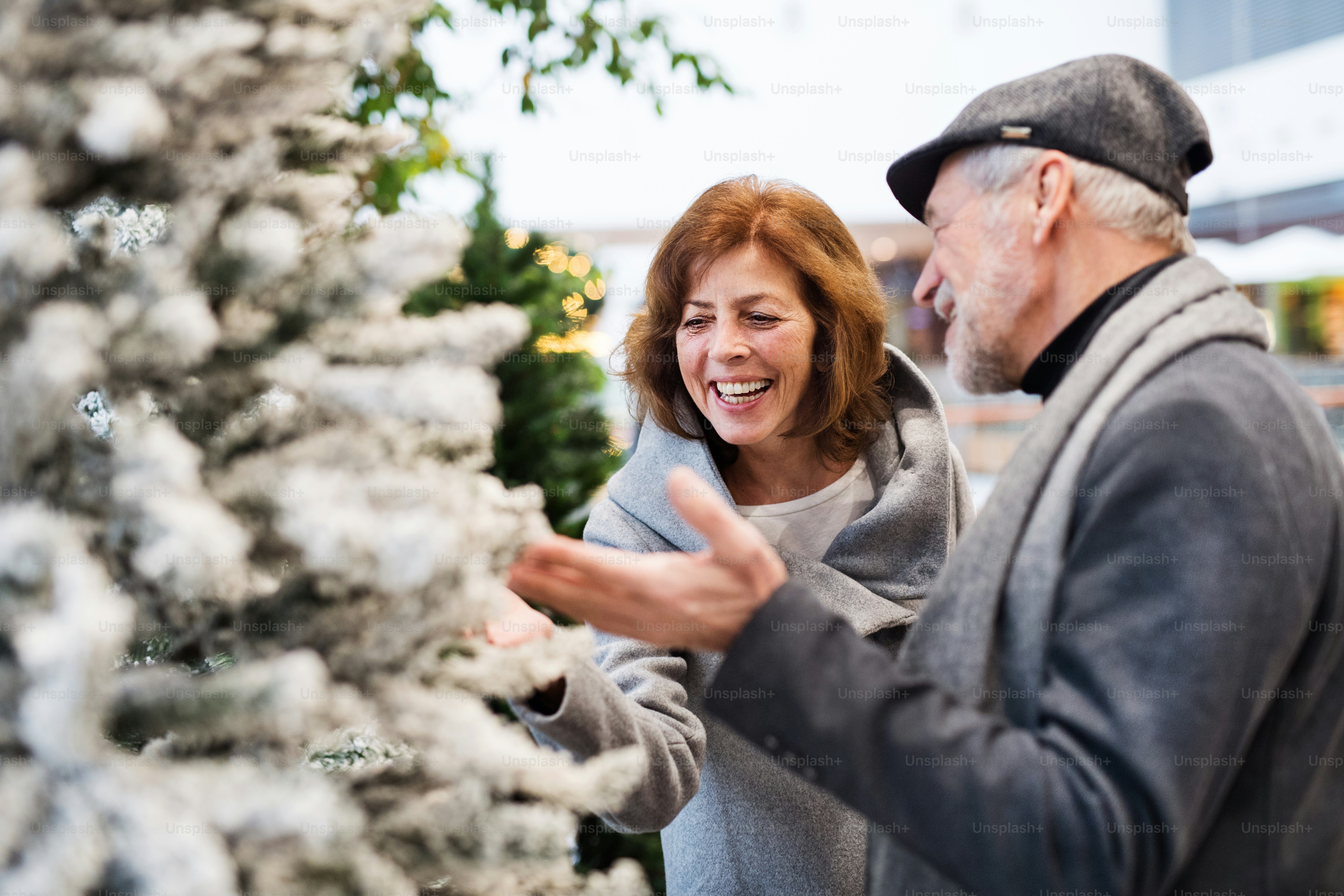 Couple de personnes âgées faisant les achats de Noël. Centre commercial au moment de Noël