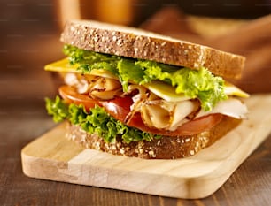 Foto de primer plano de un sándwich de carne de charcutería con pavo