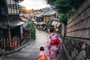 Kyoto, Giappone Cultura Viaggio - viaggiatore asiatico che indossa kimono giapponese tradizionale che cammina nel distretto di Higashiyama nella citt�à vecchia di Kyoto, Giappone.