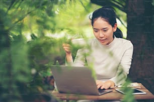 Lavoro di lavoro con il caffè, il mattino