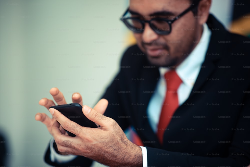 Los hombres de negocios están usando un teléfono inteligente al hacer negocios en línea, conceptos modernos de negocios en línea