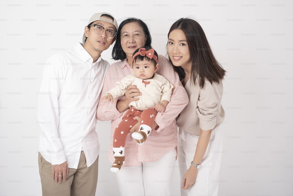 Família asiática feliz no fundo branco