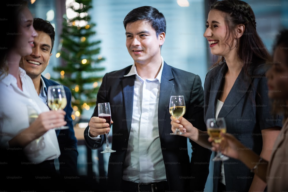 Los socios comerciales brindan por el éxito de la celebración del evento de la empresa con champán