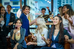 Jóvenes empresarios se divierten en una fiesta de Año Nuevo 2020