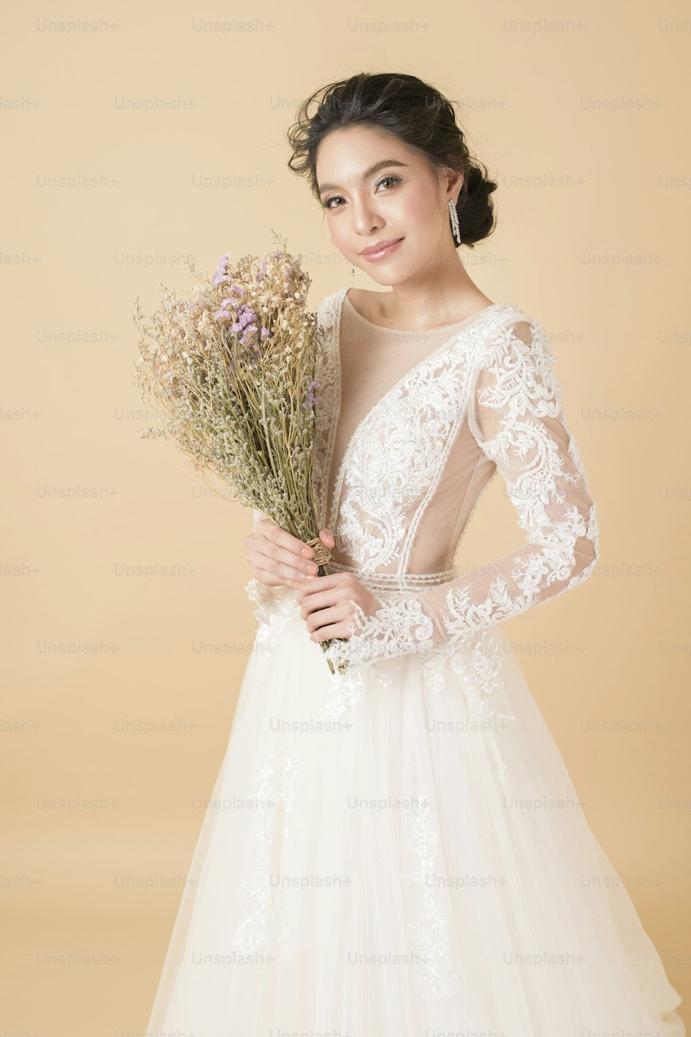 Schöne Braut in wunderschönem Couture-Kleid
