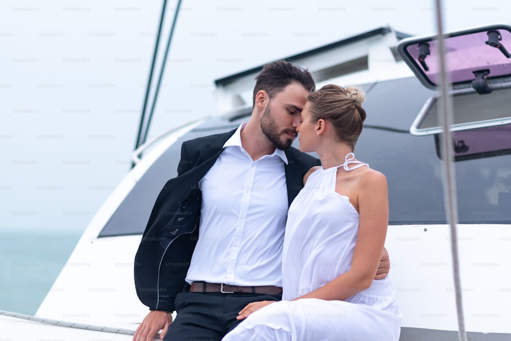 Le coppie stanno celebrando un matrimonio su uno yacht.