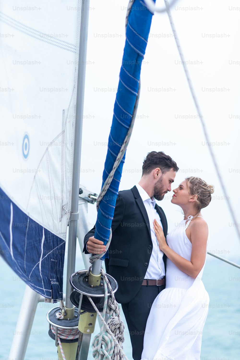 Le coppie stanno celebrando un matrimonio su uno yacht.