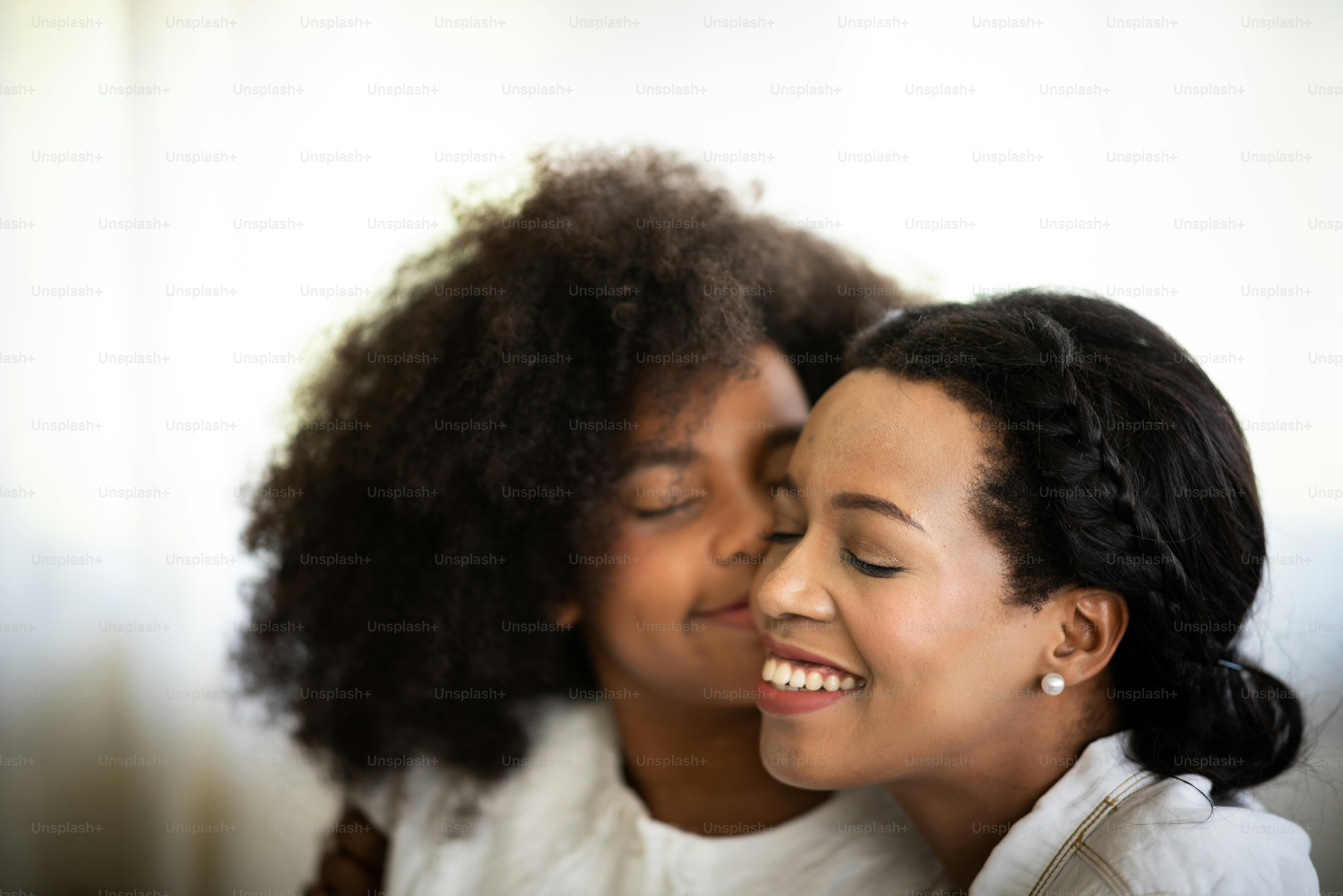 Afrikanische Mädchen lächeln glücklich mit der Familie.