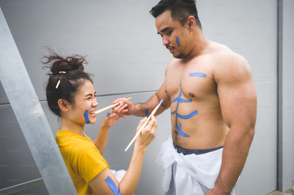 Les couples sont heureux avec la peinture sur le corps.