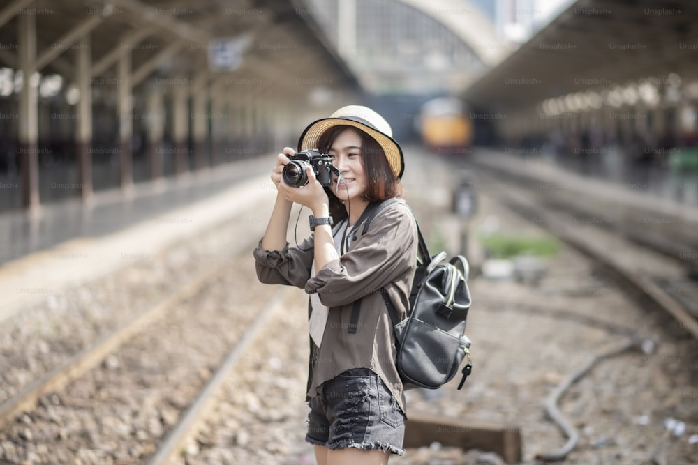 Junge asiatische Reisefrau genießt mit wunderschönem Ort in Bangkok, Thailand
