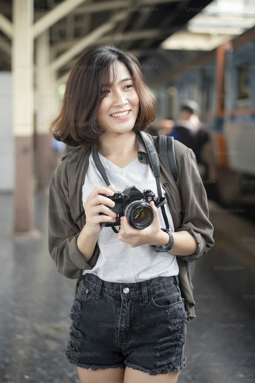 Mulher de viagem asiática jovem está desfrutando com lugar bonito em Bangkok, Tailândia