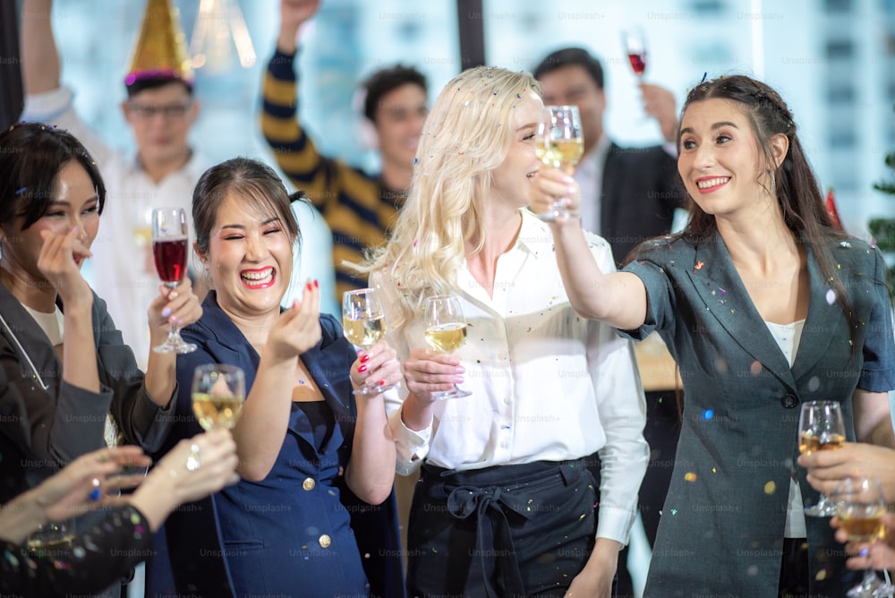 Los socios comerciales brindan por el éxito de la celebración del evento de la empresa con champán