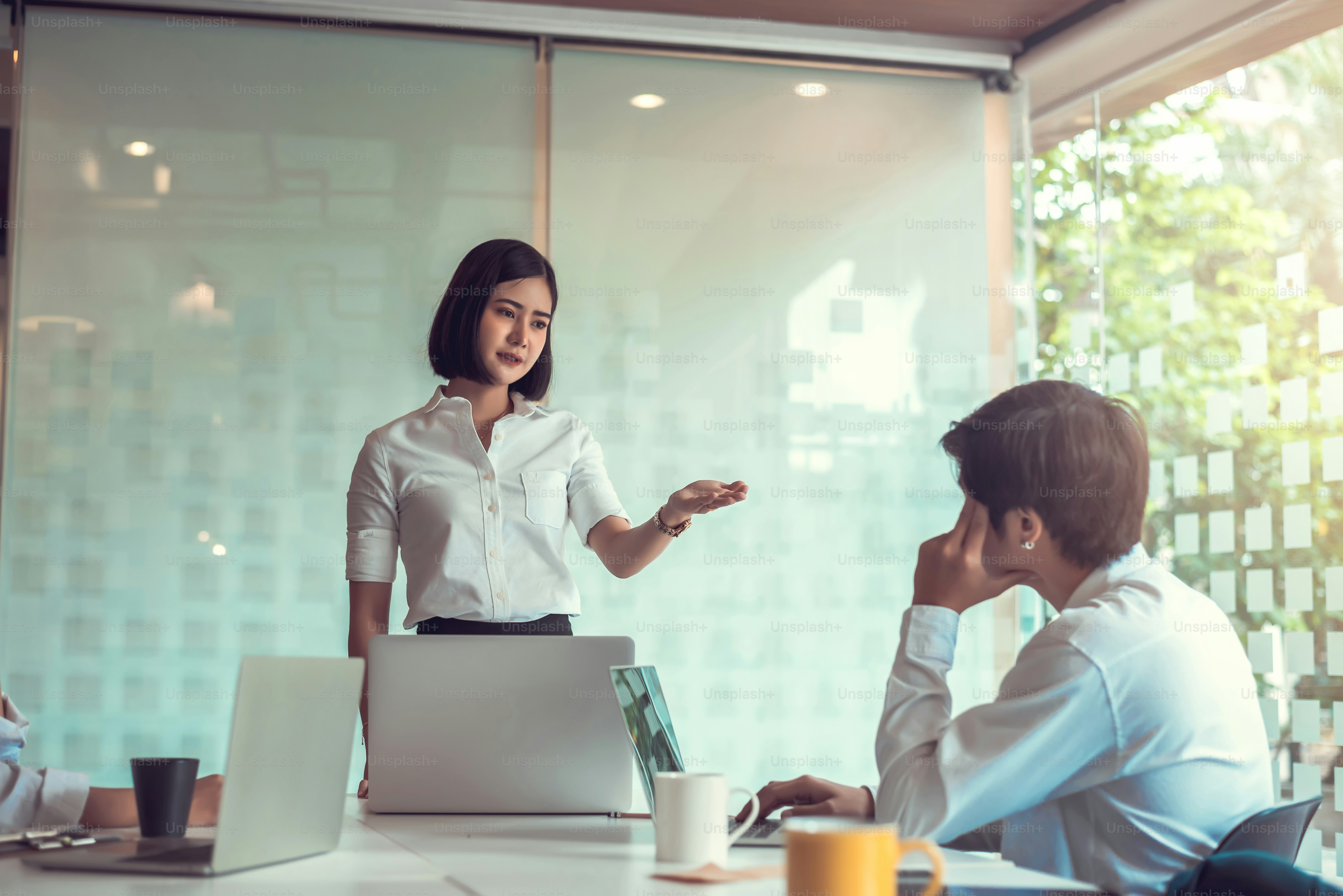 Gruppo di giovani imprenditori. Un gruppo di uomini d'affari di successo che parlano e lavorano insieme all'incontro.