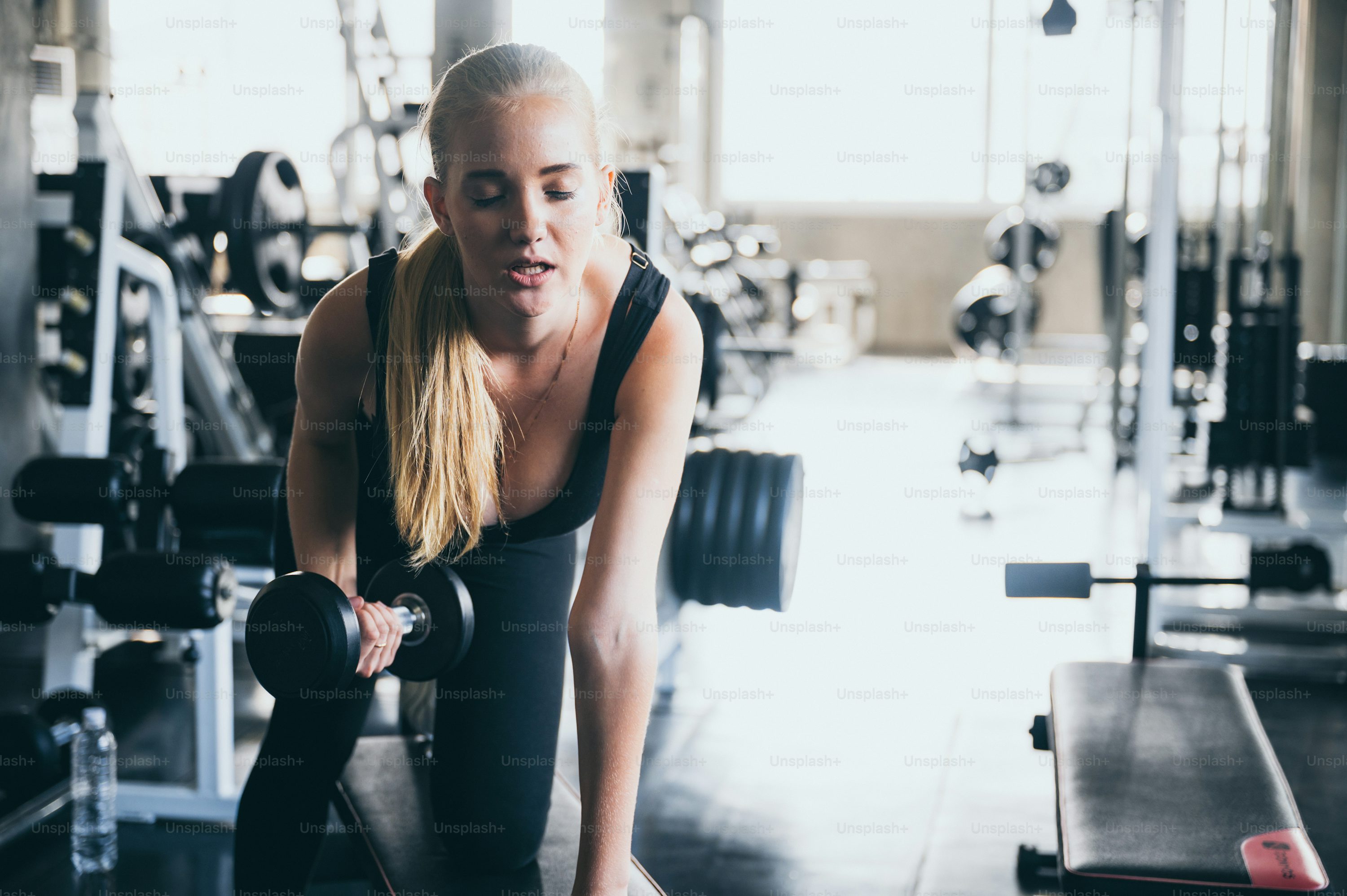 Una mujer sexy haciendo ejercicio en el gimnasio deportivo foto – Imagen de Mujer en Unsplash