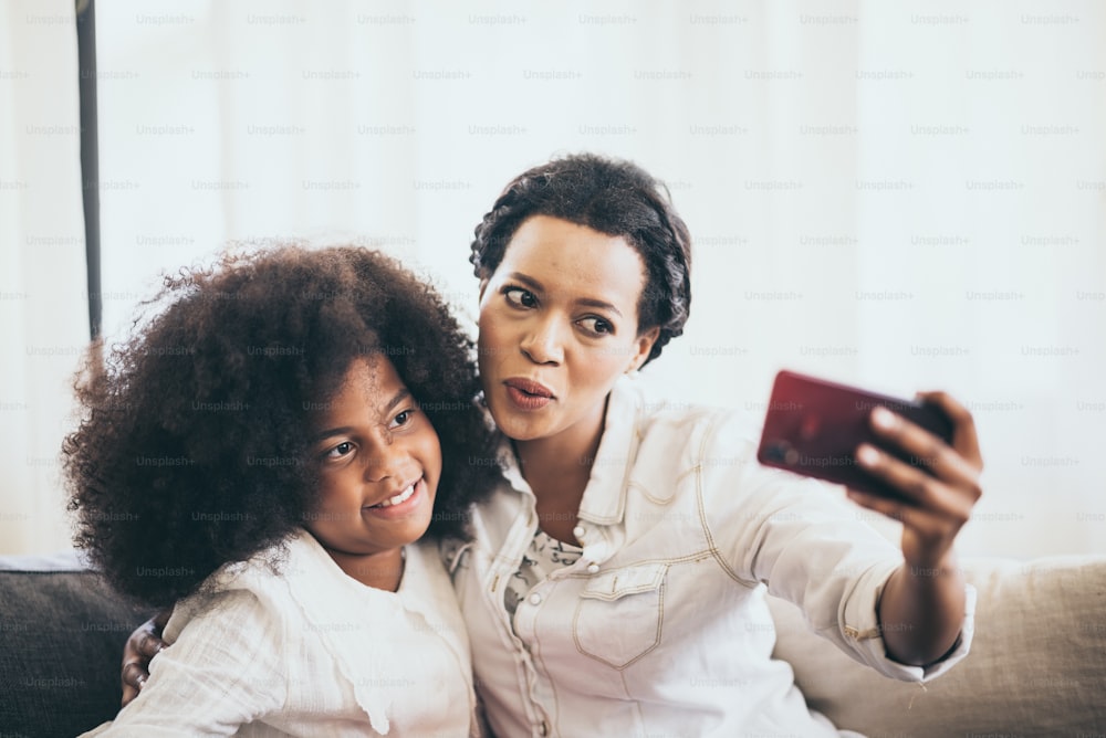 Mère et fille prennent des selfies avec leur smartphone