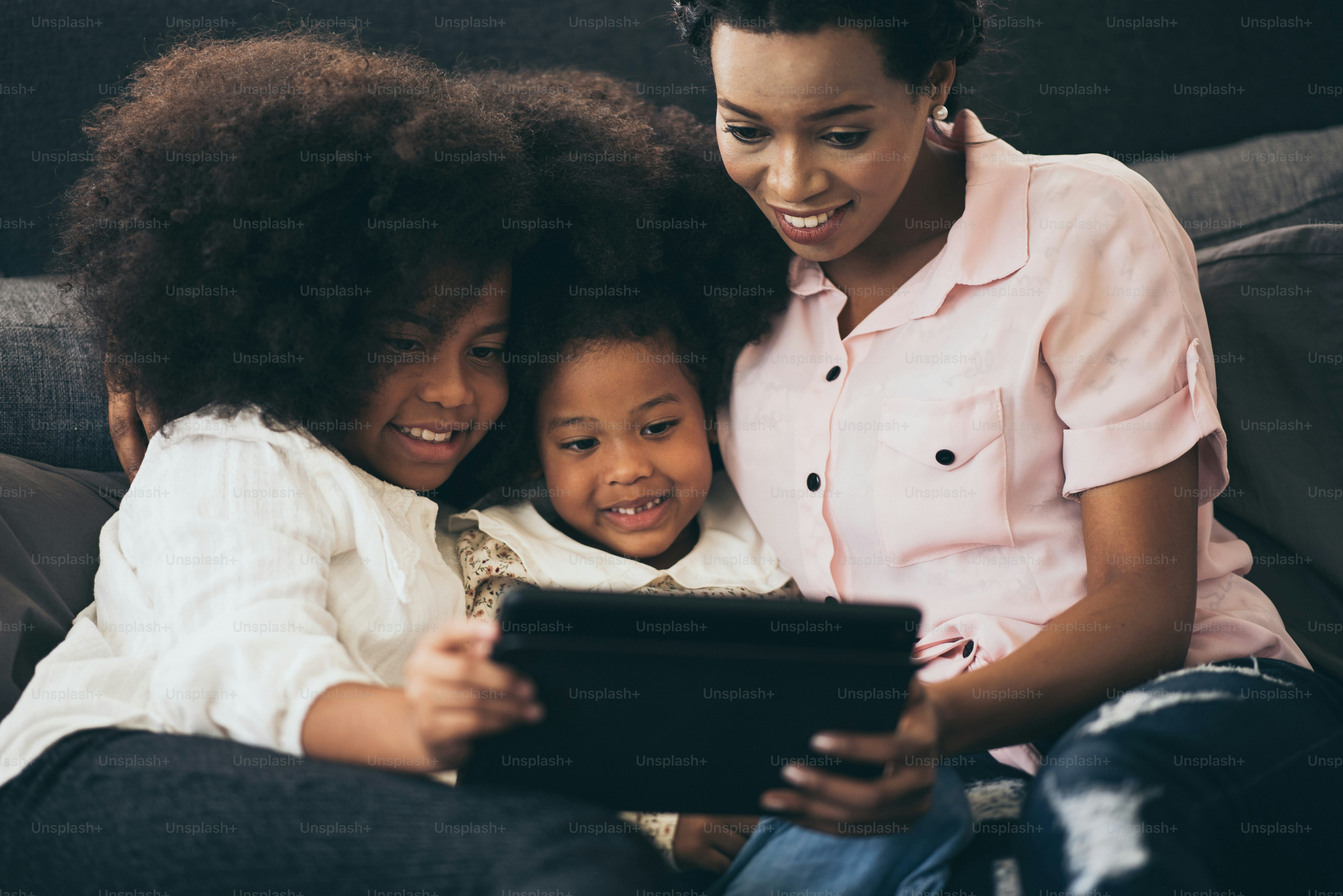 Afrikanische Mädchen lächeln glücklich mit der Familie.