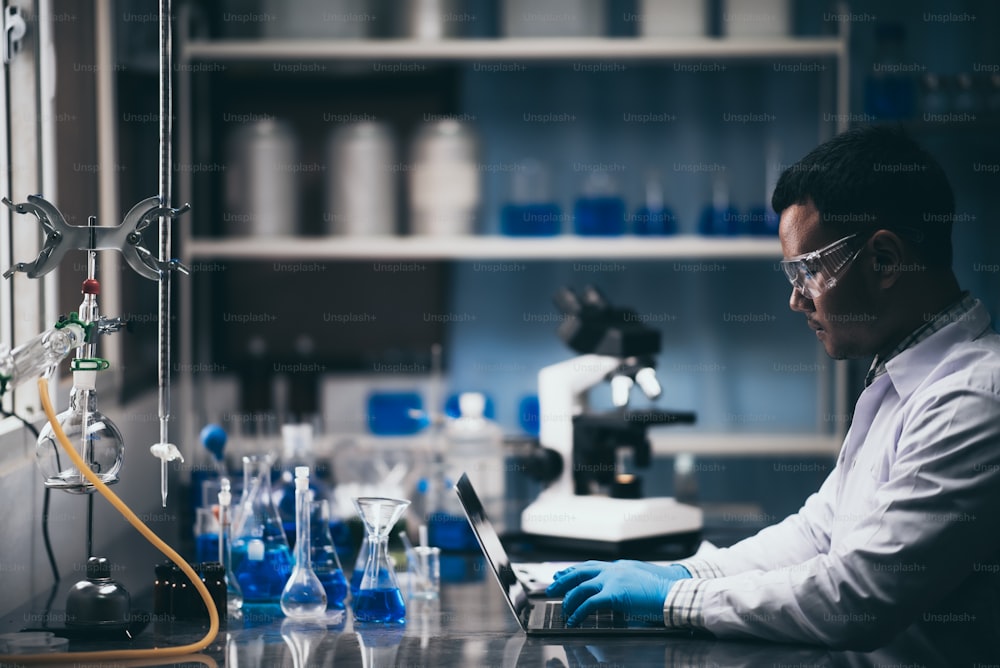 Los investigadores estudian química en el laboratorio.