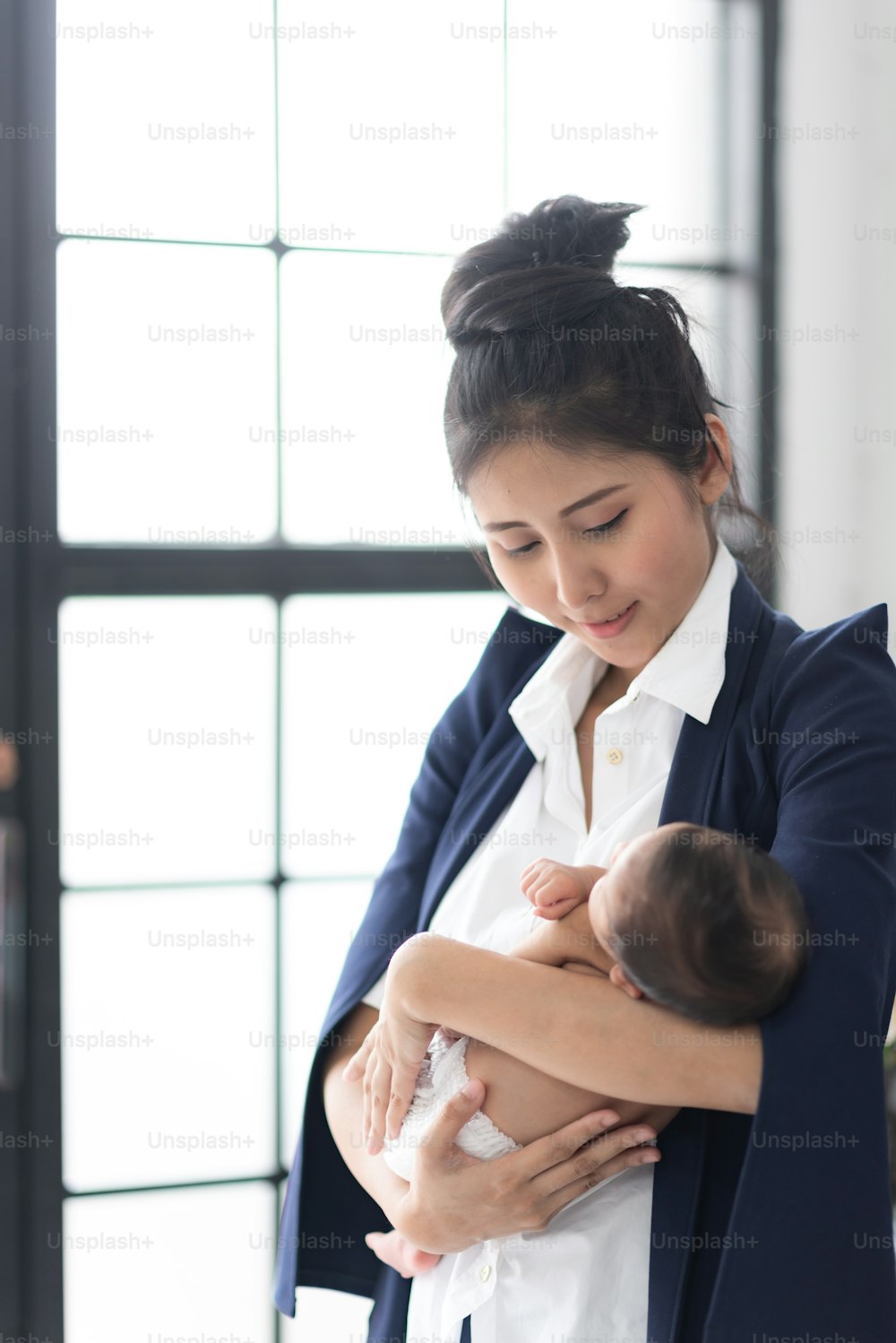 젊은 비즈니스 여성은 �아기를 키우면서 일합니다.