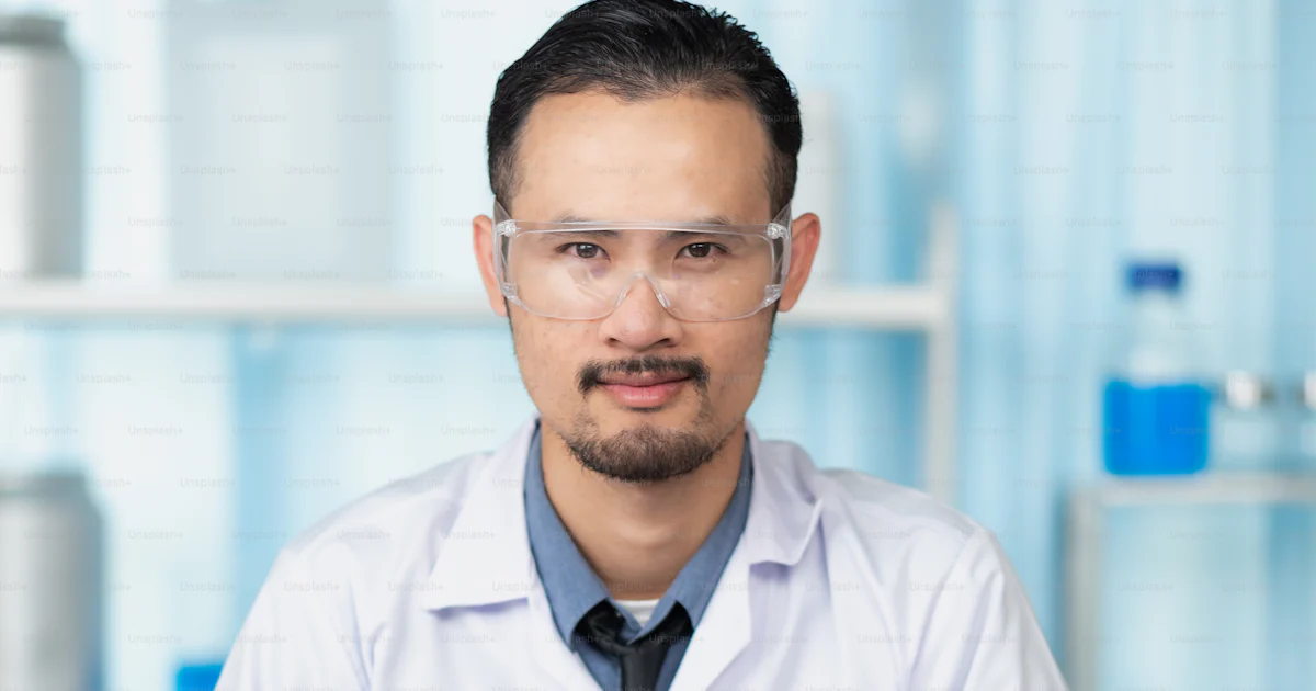 Portrait of a scientist in a chemical laboratory photo – Science Image ...