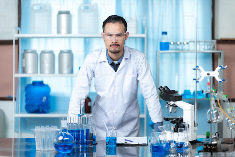 Ritratto di uno scienziato in un laboratorio chimico